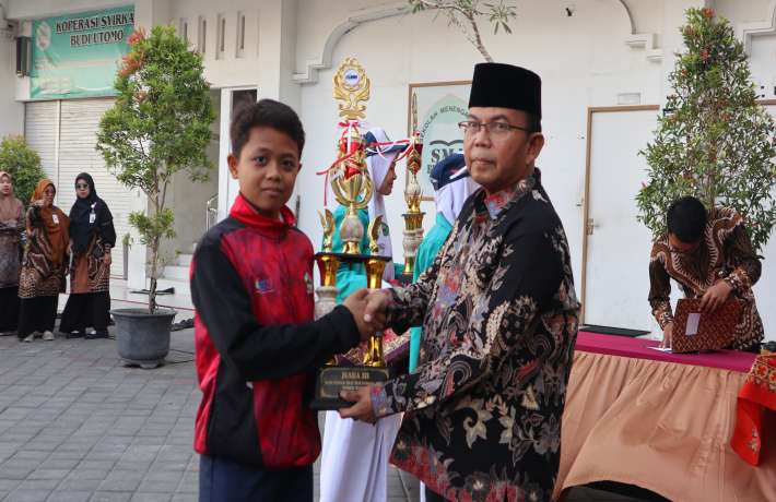 PENYERAHAN APRESIASI PEMBINA YAYASAN ATAS PRESTASI JUARA O2SN